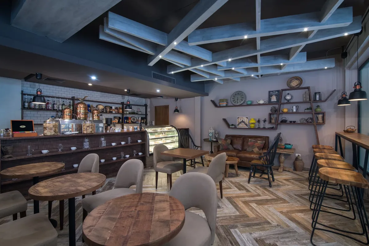 Specialty dining and bars